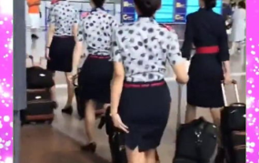 空乘小姐姐踢瓶子的视频,空乘小姐姐踢飞水瓶展现惊人平衡术