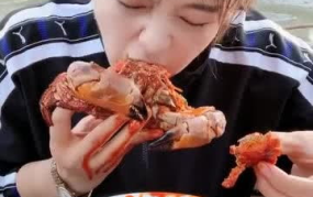 四个小姐姐吃蟹子,四位小姐姐共享美味蟹子时光”
