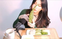 动漫小姐姐吃泡泡糖视频,动漫小姐姐甜蜜演绎