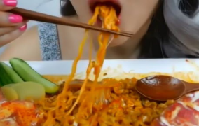 外国小姐姐吃麻辣龙虾面,味蕾之旅惊艳四座