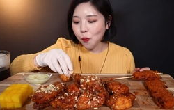 国外小姐姐比赛吃炸鸡腿,速度与激情一触即发！