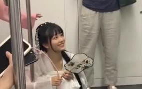 四个小姐姐下地铁视频,四位小姐姐的时尚风采瞬间