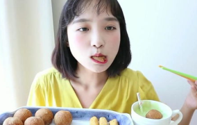 外国小姐姐吃芝麻球吗,外国小姐姐的芝麻球初体验